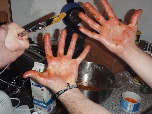 Männer beim Kuchen backen - 