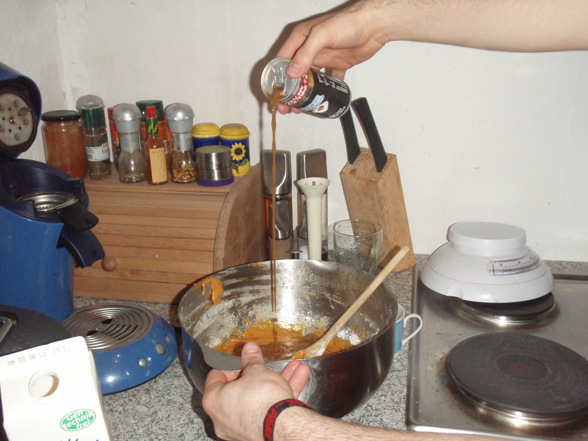 Männer beim Kuchen backen - 