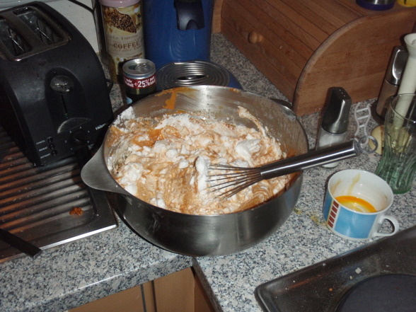 Männer beim Kuchen backen - 