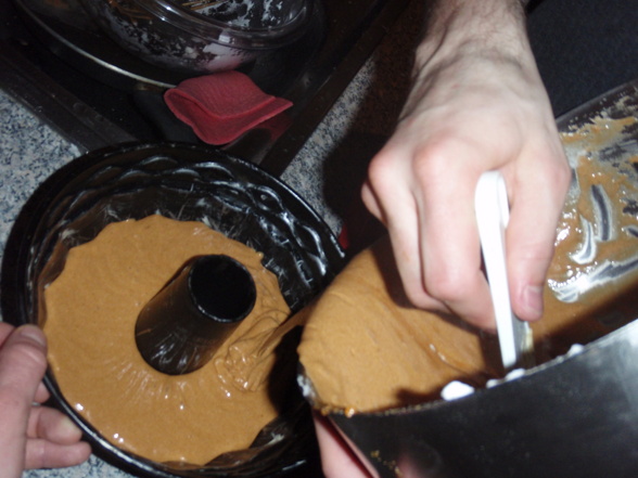 Männer beim Kuchen backen - 