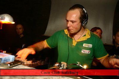 Auflegen im Cave Club - 