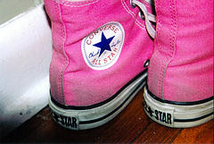 pinke und schwarze Converse - 