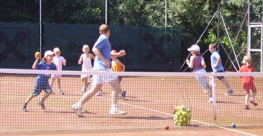 Stevi beim Tennisspielen - 