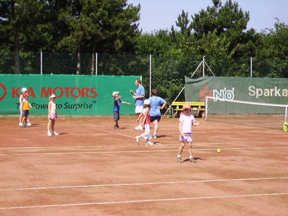 Stevi beim Tennisspielen - 