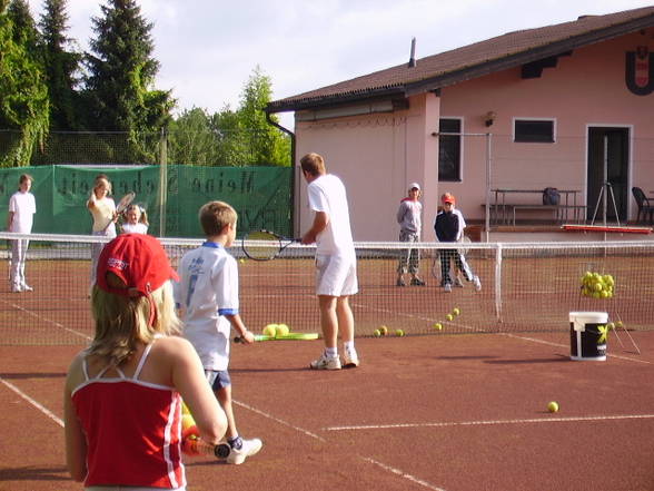 Stevi beim Tennisspielen - 