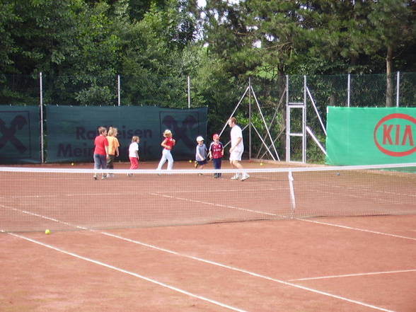 Stevi beim Tennisspielen - 