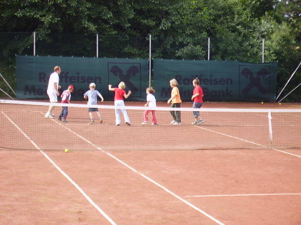 Stevi beim Tennisspielen - 