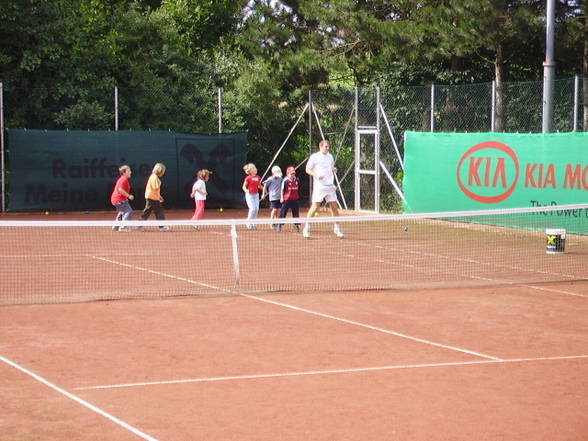 Stevi beim Tennisspielen - 