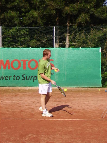 Stevi beim Tennisspielen - 