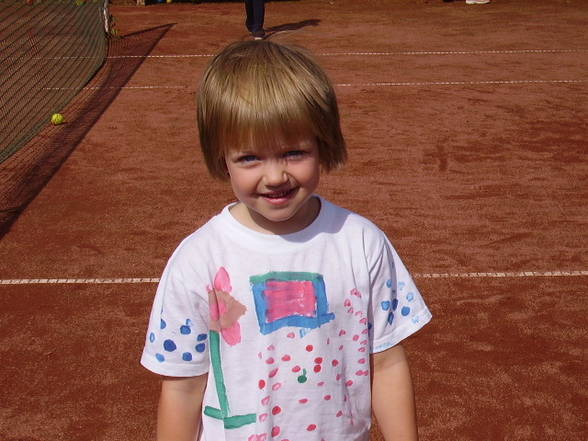 Stevi beim Tennisspielen - 