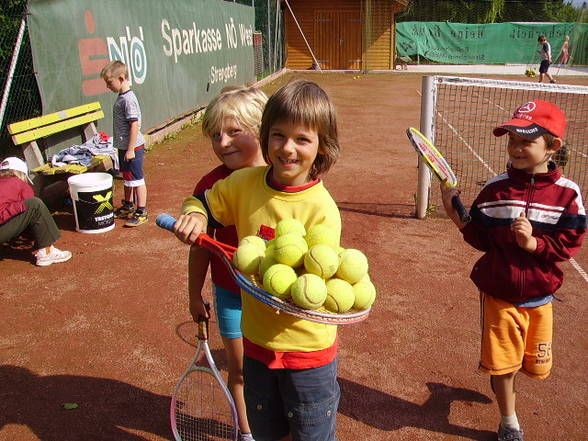 Stevi beim Tennisspielen - 