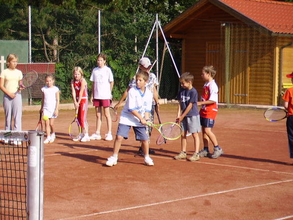 Stevi beim Tennisspielen - 