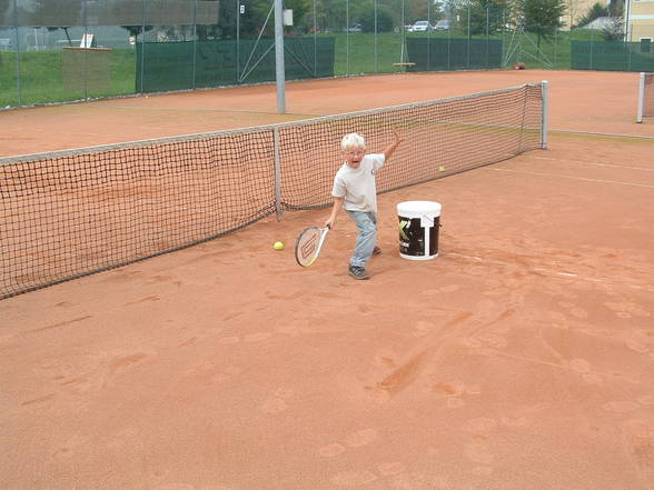 Stevi beim Tennisspielen - 