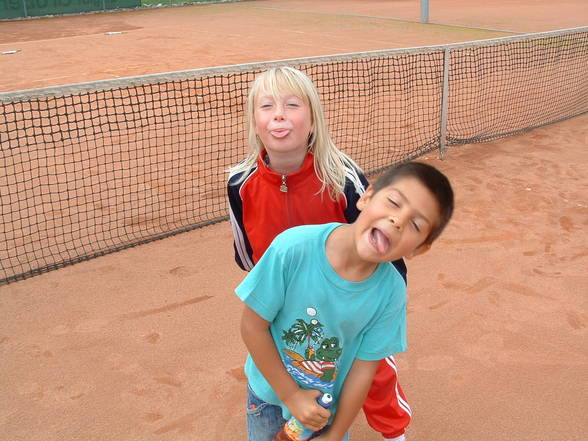 Stevi beim Tennisspielen - 