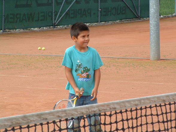 Stevi beim Tennisspielen - 