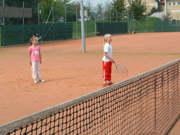 Stevi beim Tennisspielen - 