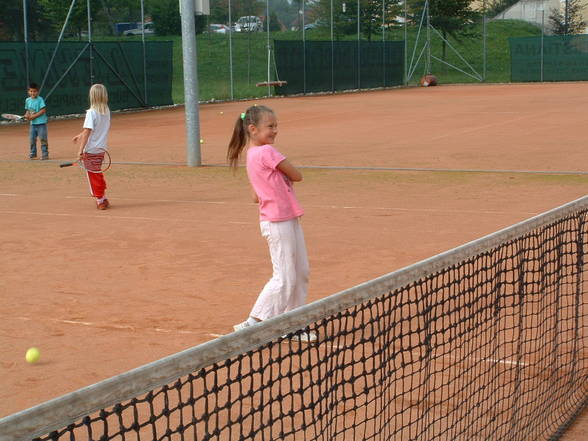 Stevi beim Tennisspielen - 