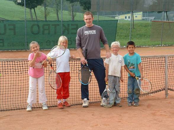 Stevi beim Tennisspielen - 