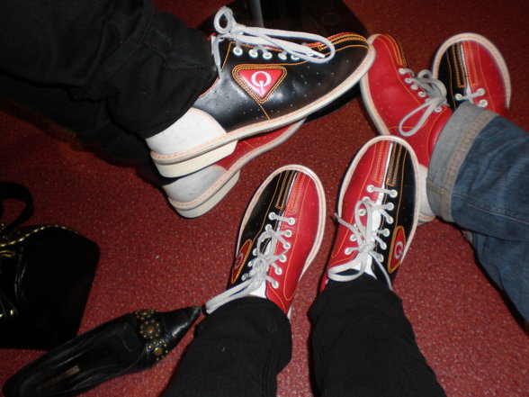BowLinG witH the GirLs * - 