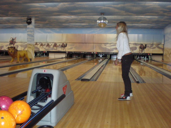 BowLinG witH the GirLs * - 