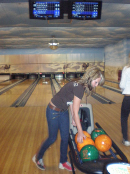 BowLinG witH the GirLs * - 