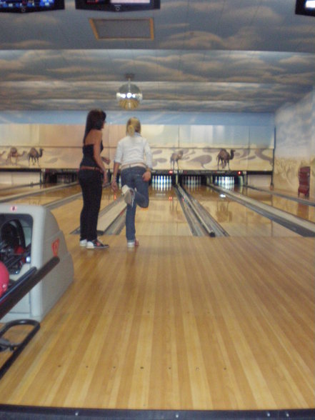 BowLinG witH the GirLs * - 