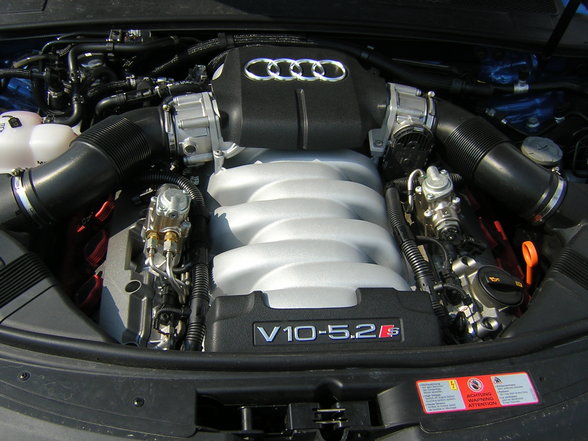 AUDI R8 - 