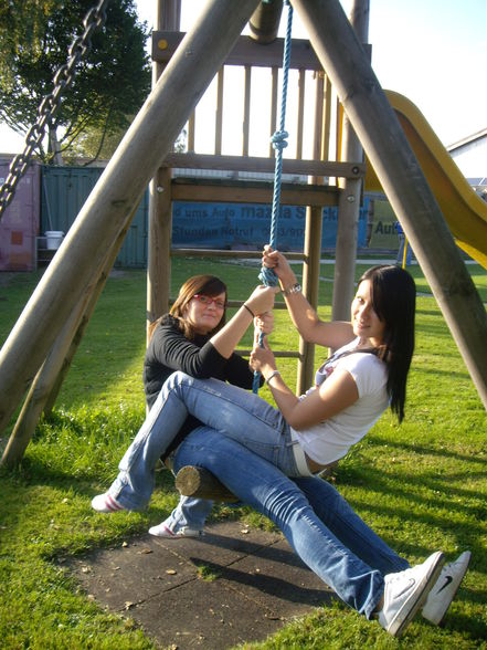 Am Spielplatz mit Freunden :) - 