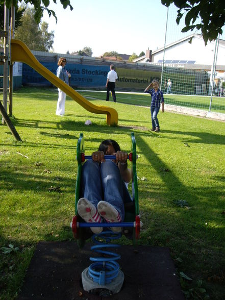 Am Spielplatz mit Freunden :) - 