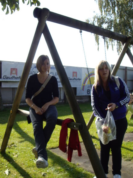 Am Spielplatz mit Freunden :) - 