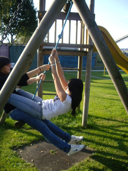 Am Spielplatz mit Freunden :) - 