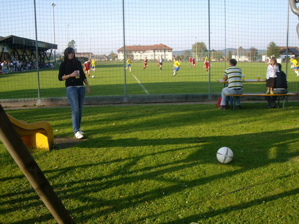 Am Spielplatz mit Freunden :) - 