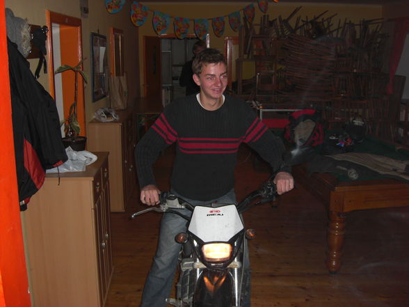 In Flo sei Moped im Jugendheim!!!! - 