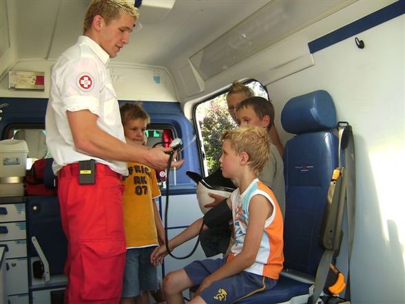 Kinder lernen die Rettung kennen - 