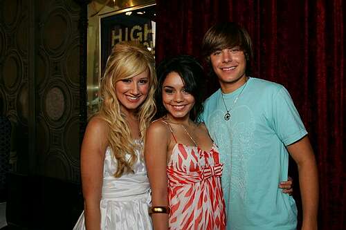 Vanessa Hudgens, Zac Efron,........ - 