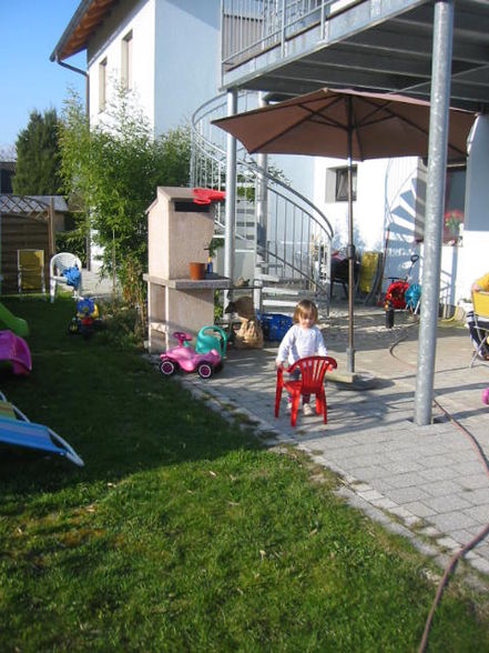 Jenny  mit Pia im Garten - 