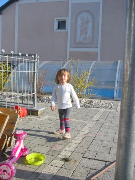 Jenny  mit Pia im Garten - 