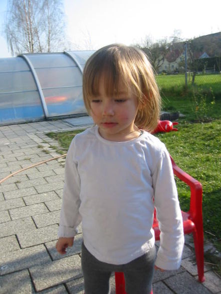 Jenny  mit Pia im Garten - 