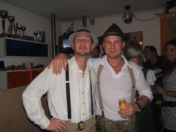 Lederhosen und Dirndlparty ! - 