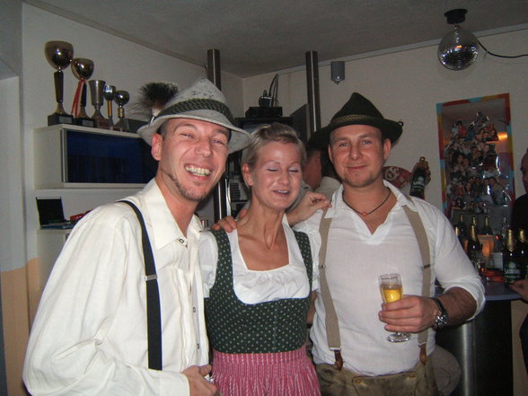 Lederhosen und Dirndlparty ! - 