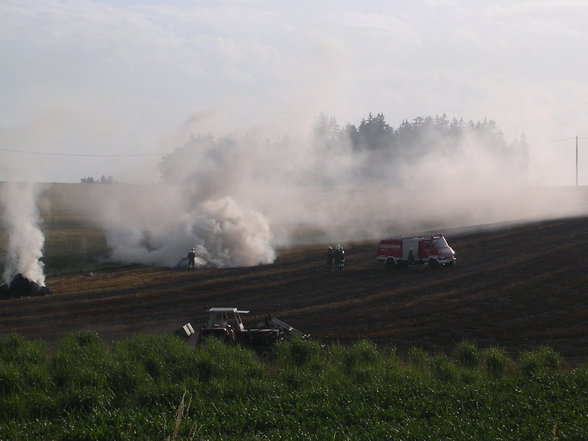 Rundballenpressenbrand in Hilbern - 