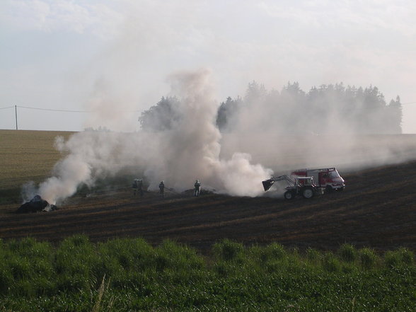 Rundballenpressenbrand in Hilbern - 