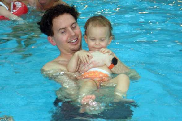 Leonie und ich beim Baden (Feb. 2006) - 