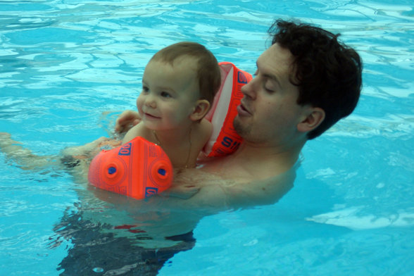 Leonie und ich beim Baden (Feb. 2006) - 