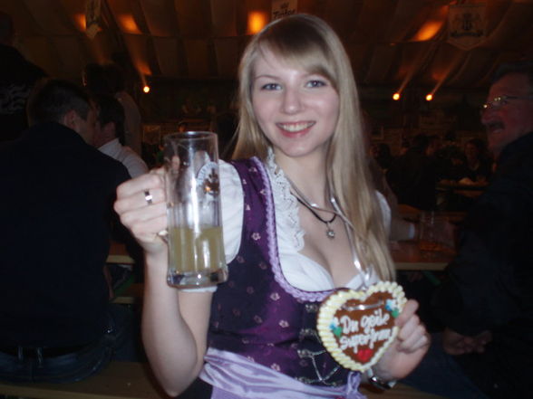 2 Dirndl im Dirndl - 