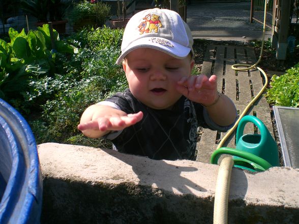 Nico im Garten.. ;o) - 