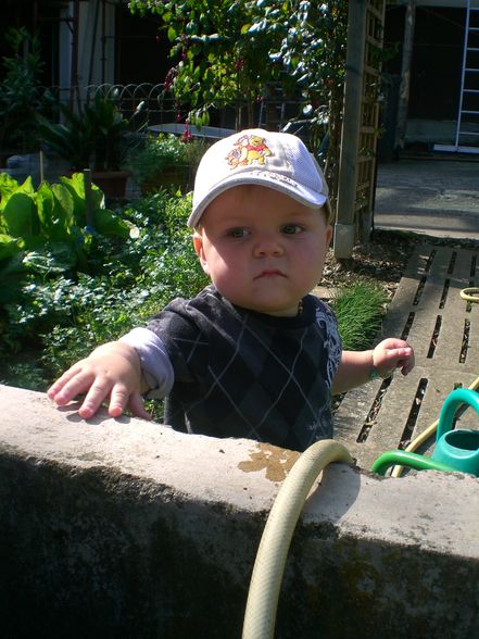 Nico im Garten.. ;o) - 