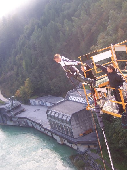 BUNGEEEE JUMPING - 