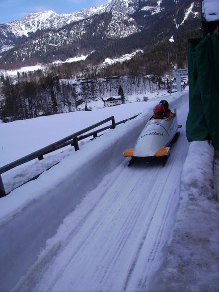 rennbobfahrt - mit 130 durch  - 