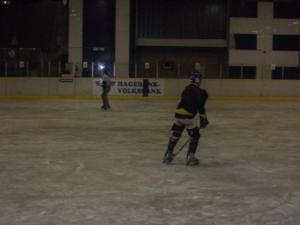 EISHOCKEY UND SONNTAGSAKTIVITÄTEN - 